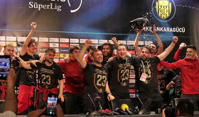 Galatasaray Teknik Direktörü Okan Buruk’a futbolculardan ‘sulu’ kutlama