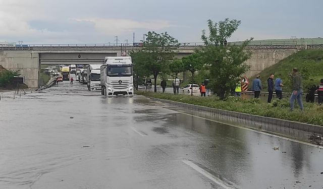 Afyonkarahisar - İzmir karayolu sağanak yağış nedeniyle 1 saat ulaşıma kapandı