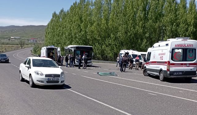 Bingöl'de otobüs ile yolcu minibüsünün çarpıştığı kazada 16 yaralı!