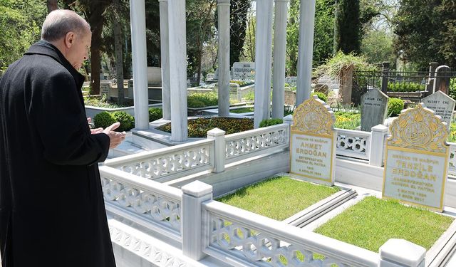 Cumhurbaşkanı Erdoğan, anne ve babasının mezarına gitti
