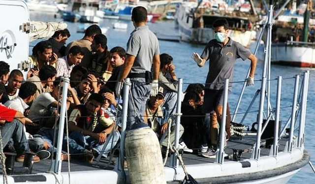 Akdeniz'de yüzlerce düzensiz göçmeni taşıyan tekneden haber yok