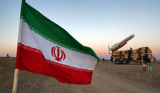 Orta menzilli yeni balistik füze Tahran'da tanıtıldı
