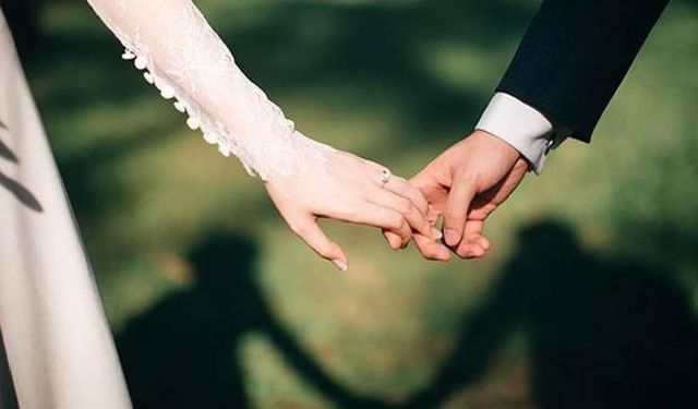 İran'da evlenmek isteyenlere 33 noktada "eş bulma merkezi" açıldı