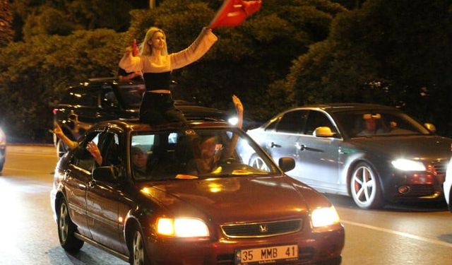 Cumhur İttifakı'nın seçim zaferi İzmir'de kutlandı
