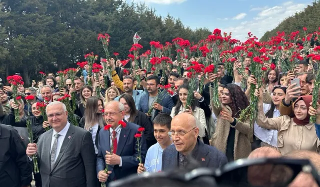 Kemal Kılıçdaroğlu gençlerle Anıtkabir'i ziyaret etti
