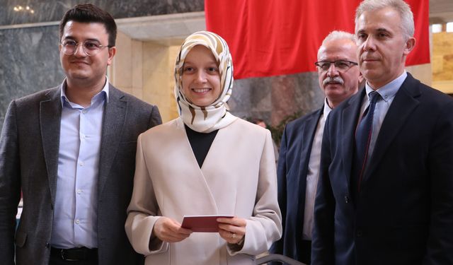 TBMM'nin en genç milletvekili Zehranur Aydemir, kaydını yaptırdı