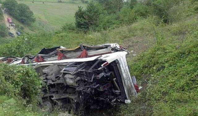 Yolcu otobüsü uçuruma yuvarlandı: 18 kişi öldü