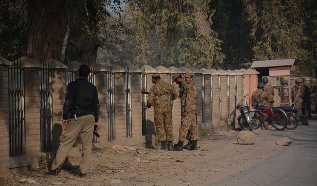 Pakistan'da okula silahlı saldırı! Çok sayıda öğretmen öldürüldü
