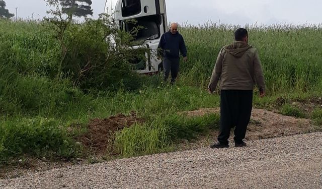 Adana'da görenleri şaşırtan kaza! Araç dik halde durdu