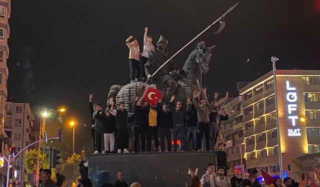 Bursa'da tehlikeli seçim kutlaması!