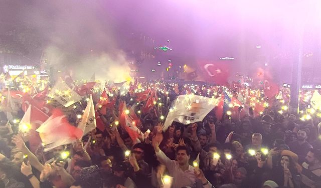 Seçim sonuçları Bursa'da coşkuyla kutlandı