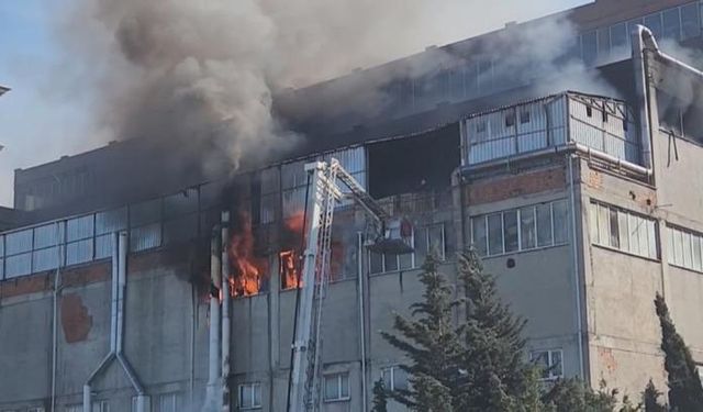 İstanbul'da fabrika yangını! Çok sayıda yabancı uyruklu kurtarıldı
