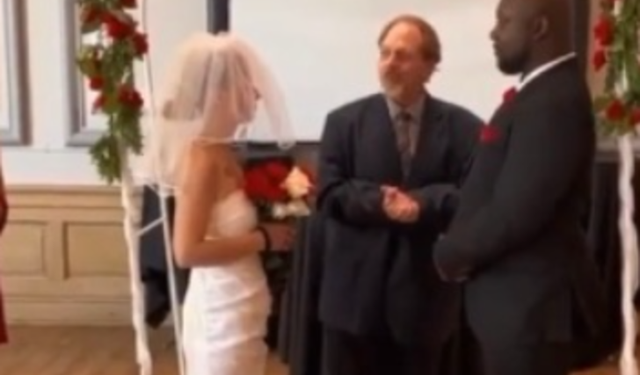Damat, düğünde gelinin başka biriyle öpüştüğü anları dev ekranda gösterdi!