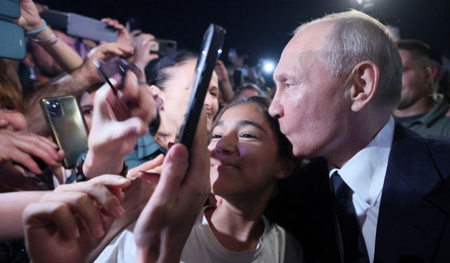 Rus lider Vladimir Putin kalabalığa karıştı
