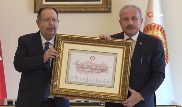 YSK Başkanı Ahmet Yener, Cumhurbaşkanı mazbatasını sundu
