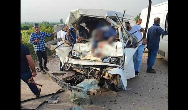 Adana'da feci kaza! Minibüs ile halk otobüsü çarpıştı: 2 ölü, 10 yaralı