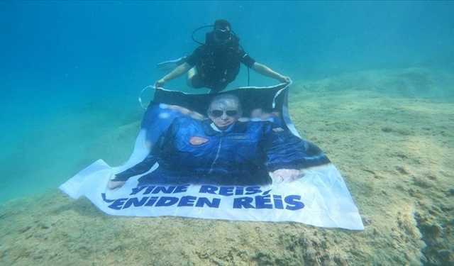 AK Partili meclis üyesi Onur Uygun, suyun altında Erdoğan posteri açtı