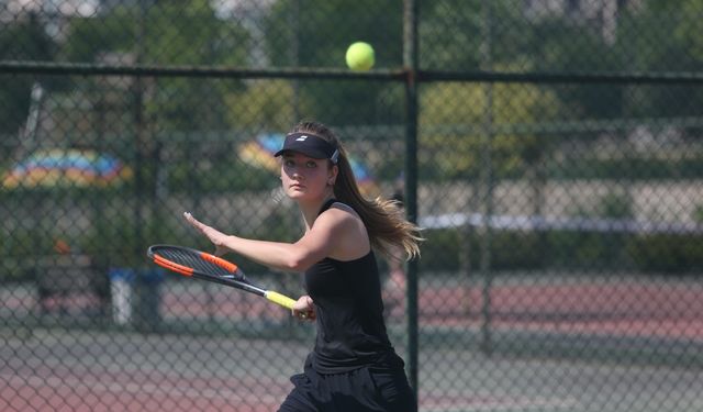 Bursa'da gençlerin tenis turnuvası