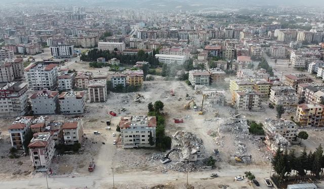 Deprem felaketinin ardından Hatay'da ağır hasarlı binalar yıkılıyor