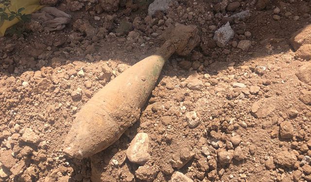 Şanlıurfa Ceylanpınar ilçesinde inşaat için kazı yapan işçiler havan mermisi buldu