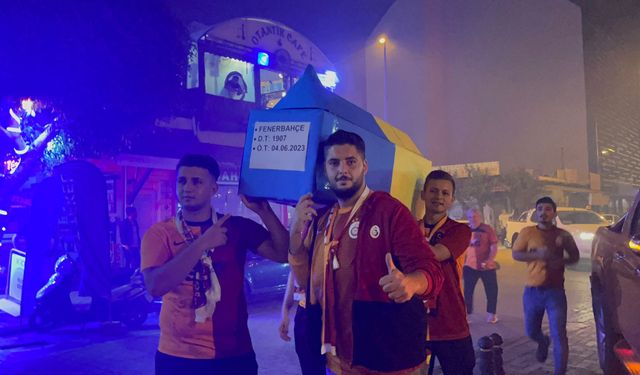 Antalya Gazipaşa ilçesinde Galatasaray taraftarları Fenerbahçe'nin temsili tabutunu kaldırdı