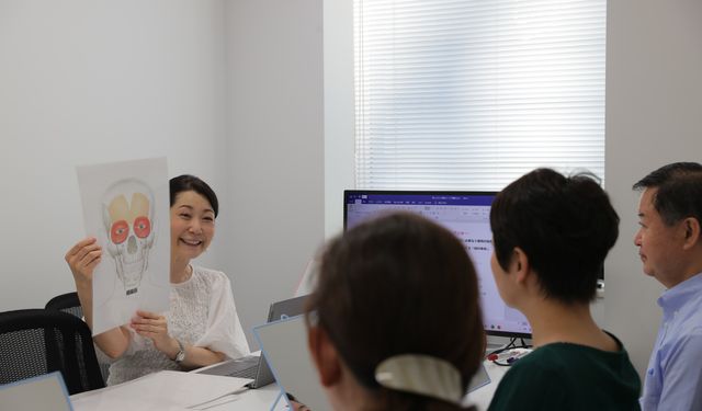 Japonya'da gülümseme eğitimi