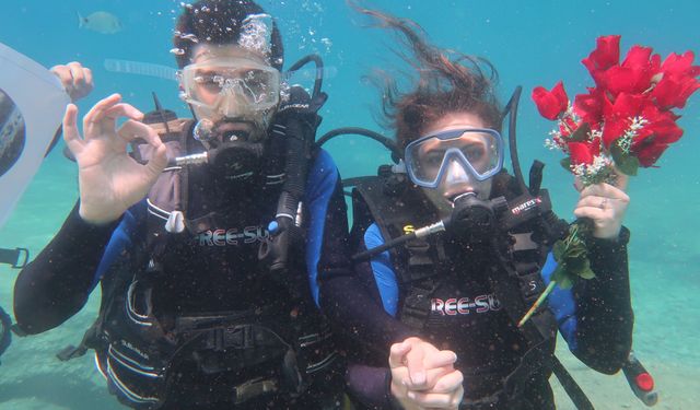 Muğla Fethiye ilçesinde deniz altında afiş ile evlilik teklifi