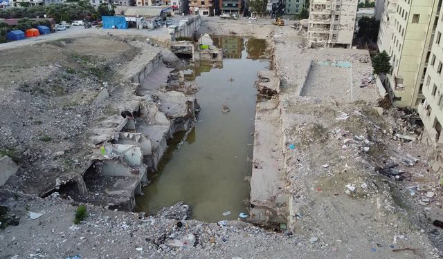 Hatay'da depremde yıkılan Rönesans Rezidans'ın enkazı suyla doldu
