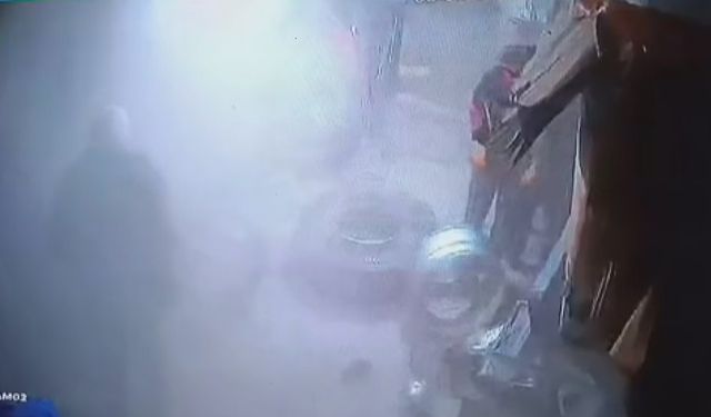 Kayseri Yeşilhisar ilçesinde oto tamircisinde kamyon lastiği hava basarken patladı