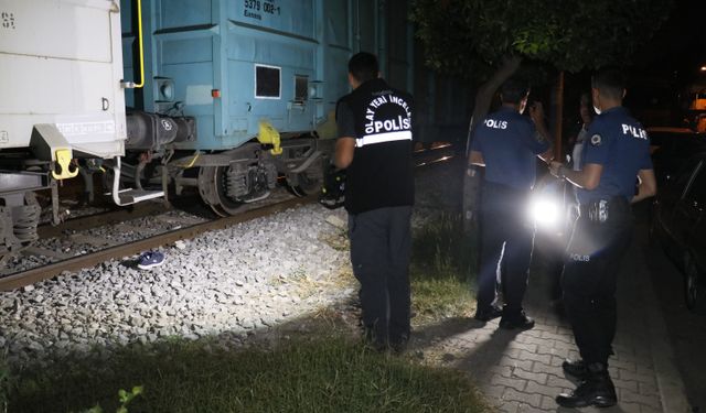 Adana Yüreğir ilçesinde yük treninin çarptığı genç ağır yaralandı