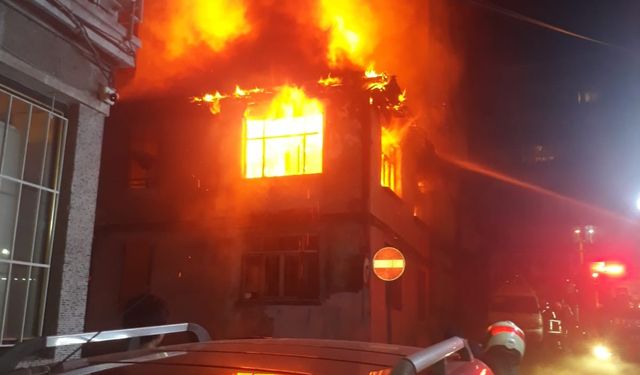 Bursa’da 2 katlı ahşap evde yangın çıktı!