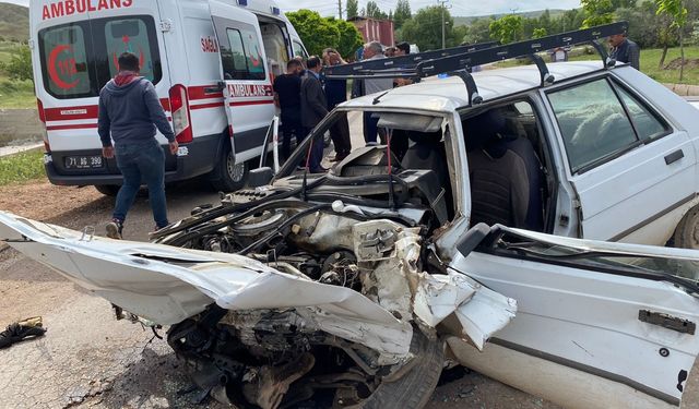 Kırıkkale Sulakyurt ilçesinde tekeri kopan otomobil okul servisi ile çarpıştı: 14 kişi hastaneye kaldırıldı
