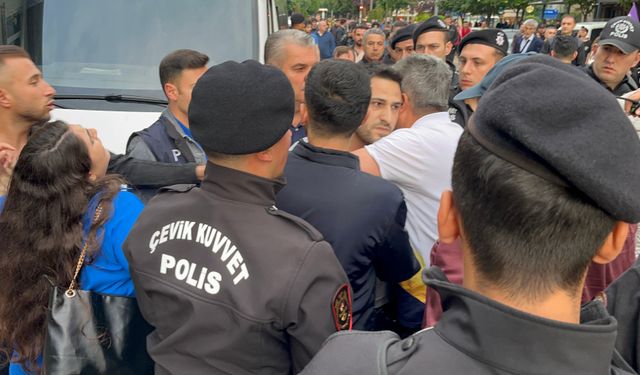 Eskişehir’de eylemci zannedilerek gözaltına alınan vatandaş serbest bırakılınca polislere sarıldı