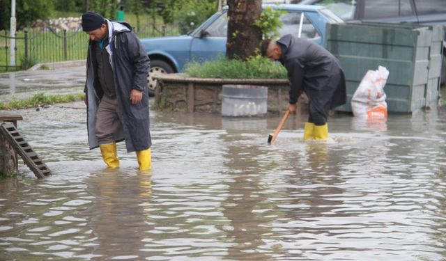 Konya'da sağanak yağış sokakları göle çevirdi