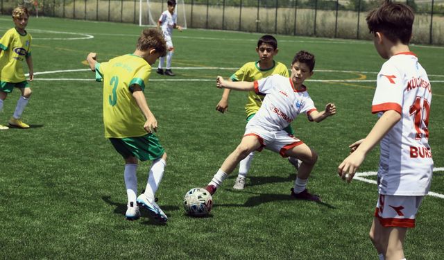 Bursa'da geleceğin futbol yıldızları en iyi eğitimleri alıyor