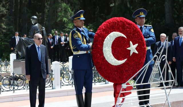 Cumhurbaşkanı Erdoğan'dan, Bakü'de şehitliği ziyaret etti