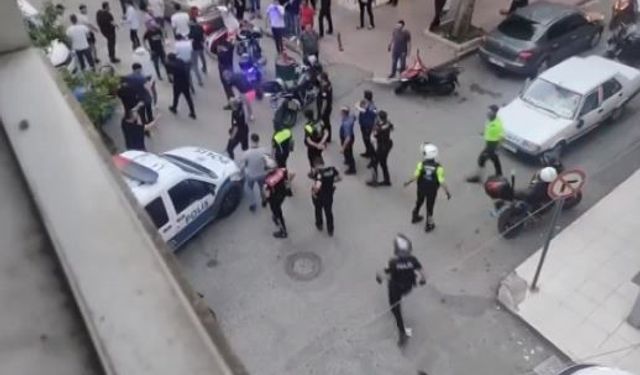 Antalya Muratpaşa ilçesinde kaza sonrası sürücüler kavga etti, öfkelerini araçtan çıkardılar