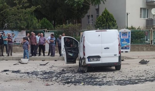 Bursa'da kamyonet, para taşıyan zırhlı minibüsle çarpıştı