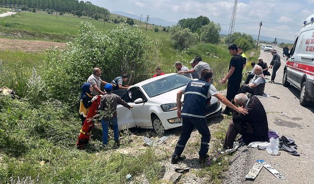 Çavdarhisar - Kütahya yolunda kaza: 2 ölü, 4 yaralı
