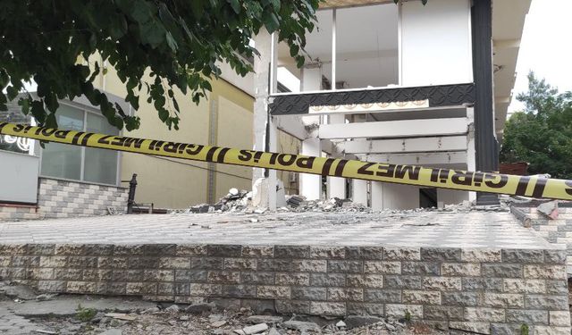 Kahramanmaraş Dulkadiroğlu ilçesinde ağır hasarlı binanın sökülen asansörünün altında kalarak öldü