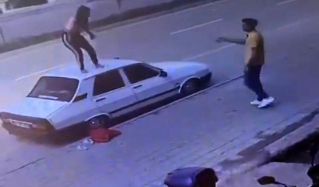 Adana’da bir kadın otomobilin üzerine çıkıp dans etti