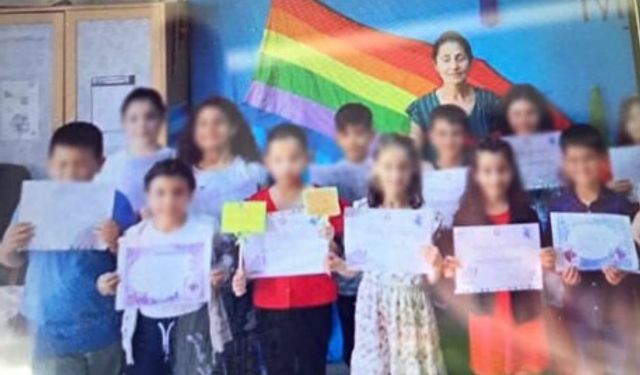 Öğrencilerle LGBT bayrağı önünde fotoğraf çektiren öğretmen hakkında yasal işlem başlatıldı