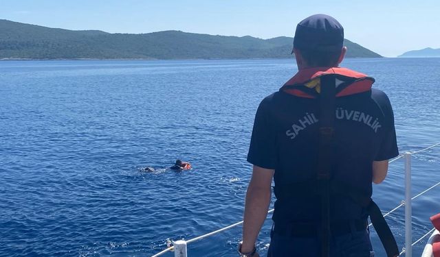Aydın Kuşadası ilçesi açıklarında yüzerek Yunanistan’a geçmeye çalışan göçmen yakalandı
