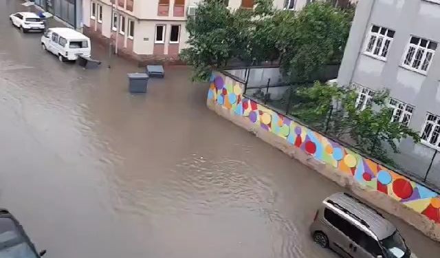 Bursa’da yağışlı hava hayatı felç etti