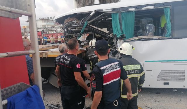 Tur midibüsü tıra çarptı: 1 ölü, 5 Rus turist yaralı