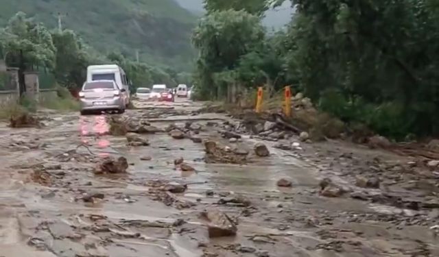 Kentte etkili olan yağış İznik-Bursa yolunu kapattı
