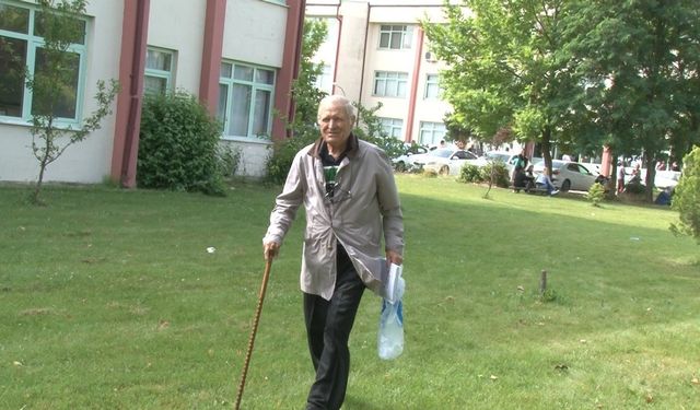 Okumanın yaşı yok! 80 yaşındaki Şevki Kılıç, elinde bastonuyla üniversite sınavına girdi