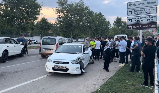 Gaziantep Şehitkamil ilçesinde 5 araçlı zincirleme kaza: 3’ü çocuk 7 yaralı