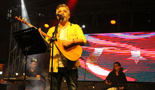 Ali Kınık konserinde Melek Mosso'ya tepki gösterdi: "O zavallı kızcağız..."