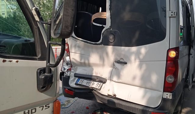 Bursa'da işçi servisine kamyonet çarptı! Yaralılar var